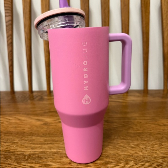 HYDROJUG 32 Oz Pink Sugar Tumbler
Please see all photos for details - Picture 1 of 4